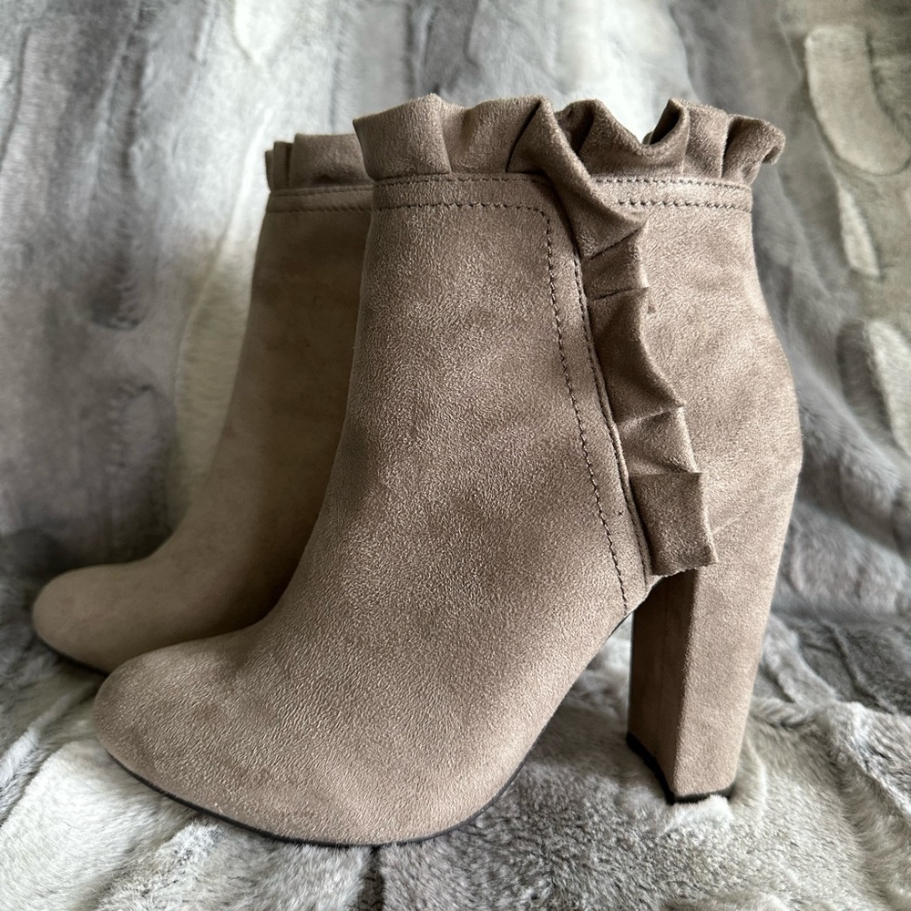 XOXO Ysabella taupe booties size 6